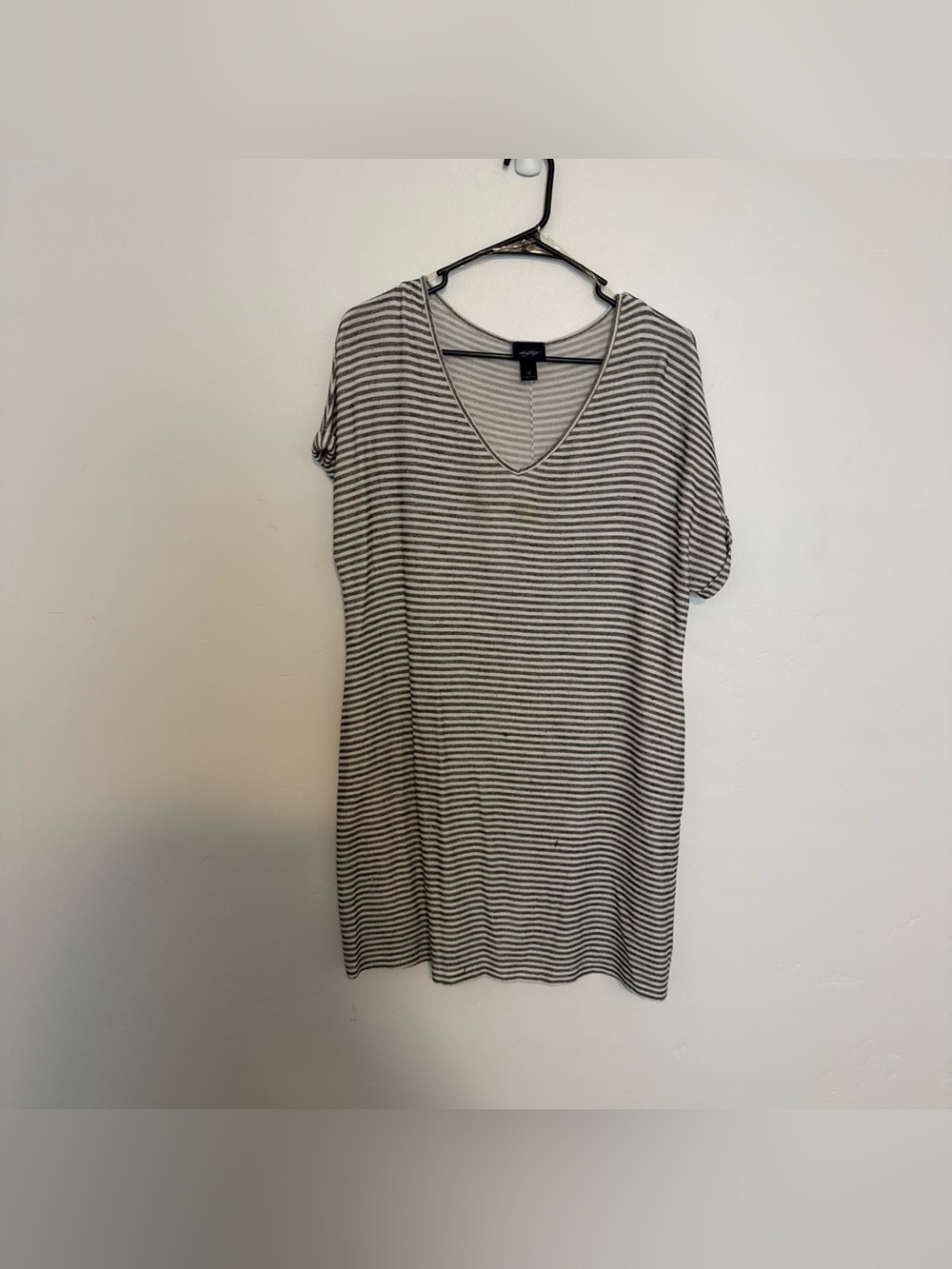 Daytrip Striped V-Neck Short Sleeve Tunic - Gray & White